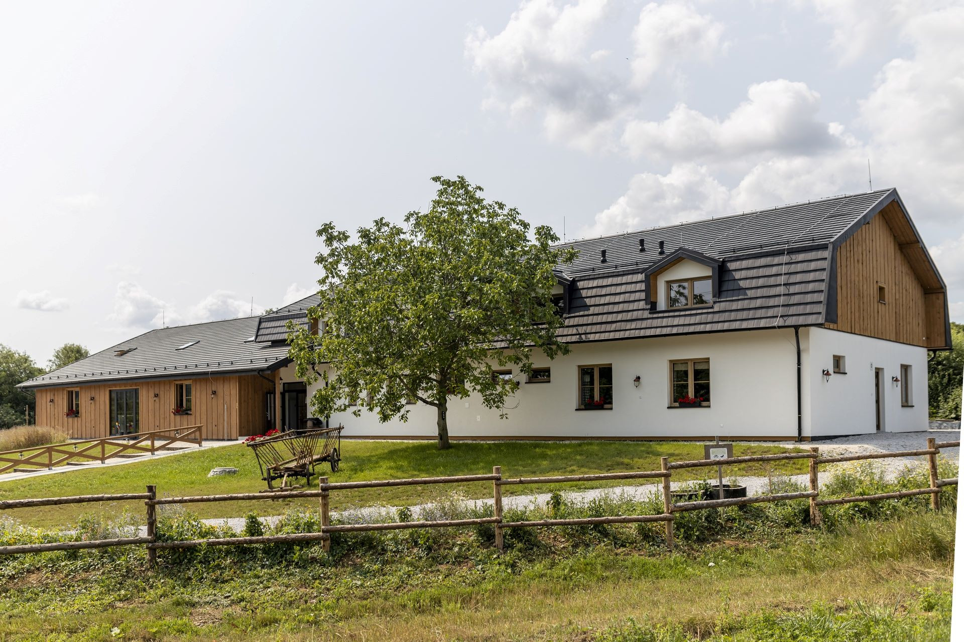 Stodolu ve Veĺkém Šariši tvoří dvě na sebe navazující části. Jedna je celá z pórobetonu Ytong, druhá má stěny na bázi dřevěné rámové konstrukce, dřevěná je i střešní konstrukce a fasádní obklad. Použitý materiál: tvárnice Ytong Standard, příčkovky Ytong, strop Ytong Ekonom
