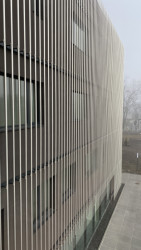 City Campus Ostrava, Klastr umění, KANIA a.s.: atypická fasáda provedená z příčně členěných hliníkových trubek s LED světly