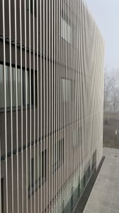 City Campus Ostrava, Klastr umění, KANIA a.s.: atypická fasáda provedená z příčně členěných hliníkových trubek s LED světly