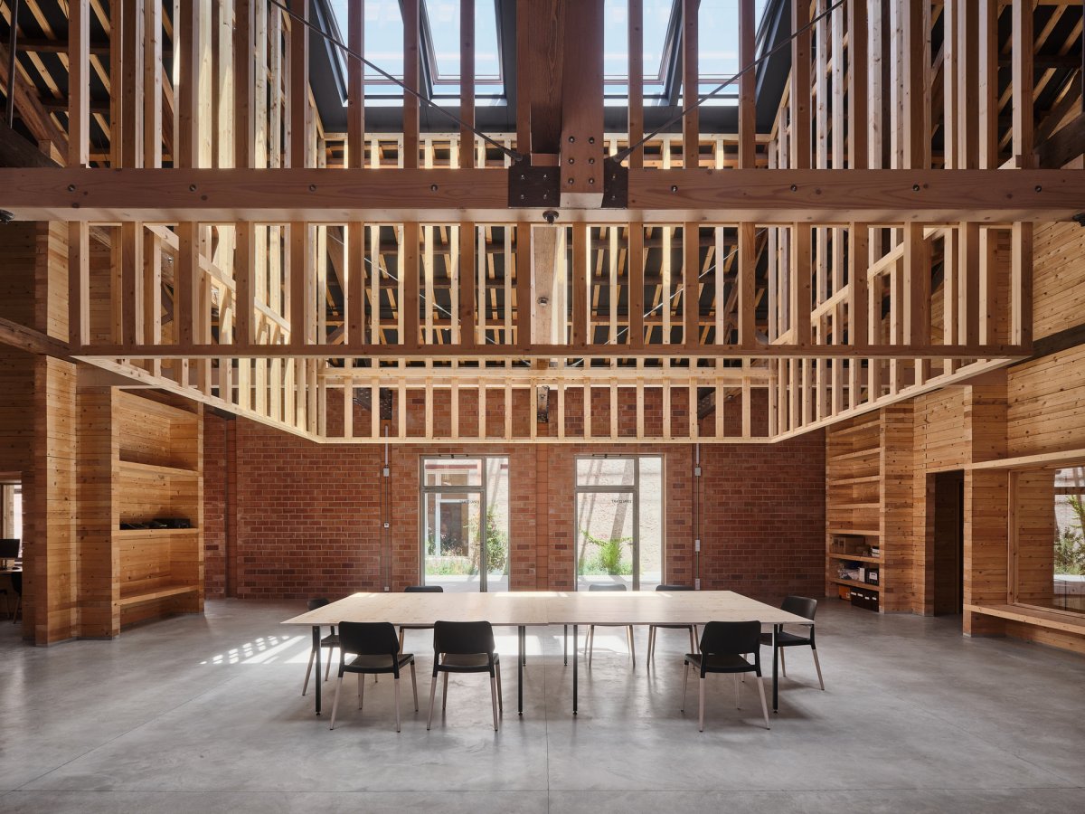 Prostor pro setkávání v interiéru (Sociální projekt v bývalé textilní továrně; H ARQUITECTES)