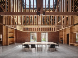 Prostor pro setkávání v interiéru (Sociální projekt v bývalé textilní továrně; H ARQUITECTES)