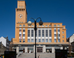 V Jablonci pak navštivte funkcionalistickou radnici, která je protipólem k té Liberecké...