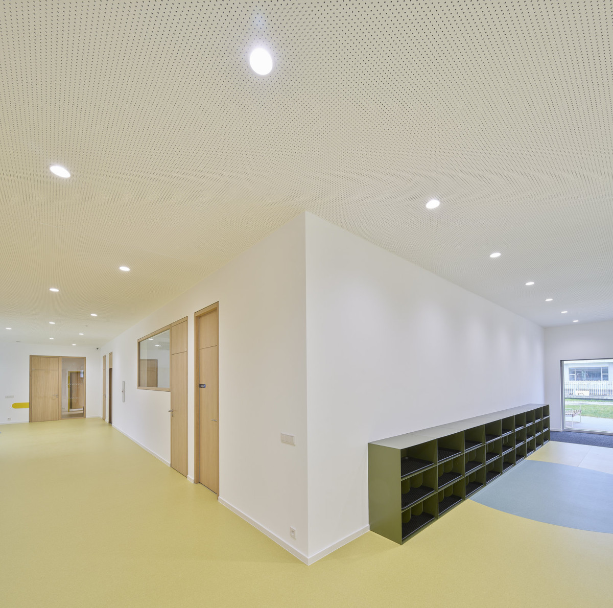 Nová škola od studia OVA architekti je v Berouně. (Nová škola Via v Berouně; OVA )