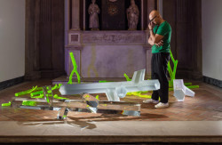 Posvátná geometrie Ronyho Plesla. Křišťálové kmeny a větve jsou rozmístěny před renesančním oltářem muzea a nasvíceny UV světlem. London Design Festival, londýnské Victoria and Albert Museum.