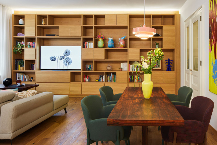 Obývacímu pokoji dominuje nábytková stěna (Byt na Novém Městě, Helena Ballošová)