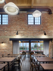 V horním patře vznikl apartmán. Prostor má nový trámový strop, ale uchoval si stále monumentalitu.  (Pelčák a partner architekti, rekonstrukce mlýna v Hruškách)