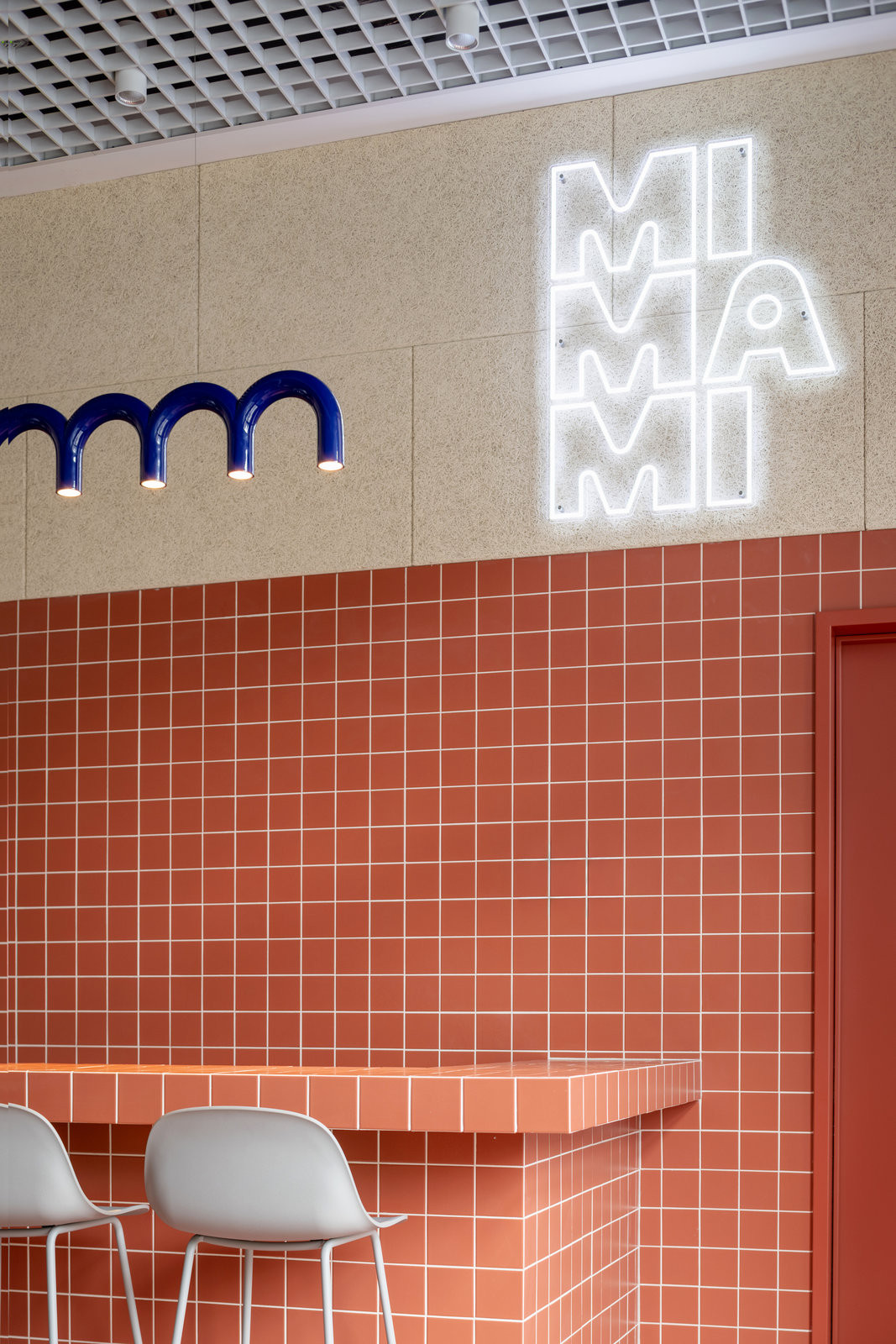 „Chtěli jsme, aby ladění atmosféry bylo bližší komorní kavárně než kancelářím," říká Markéta Zdebská z BY architects. (Coworkingový prostor MIMAMI BY architects)