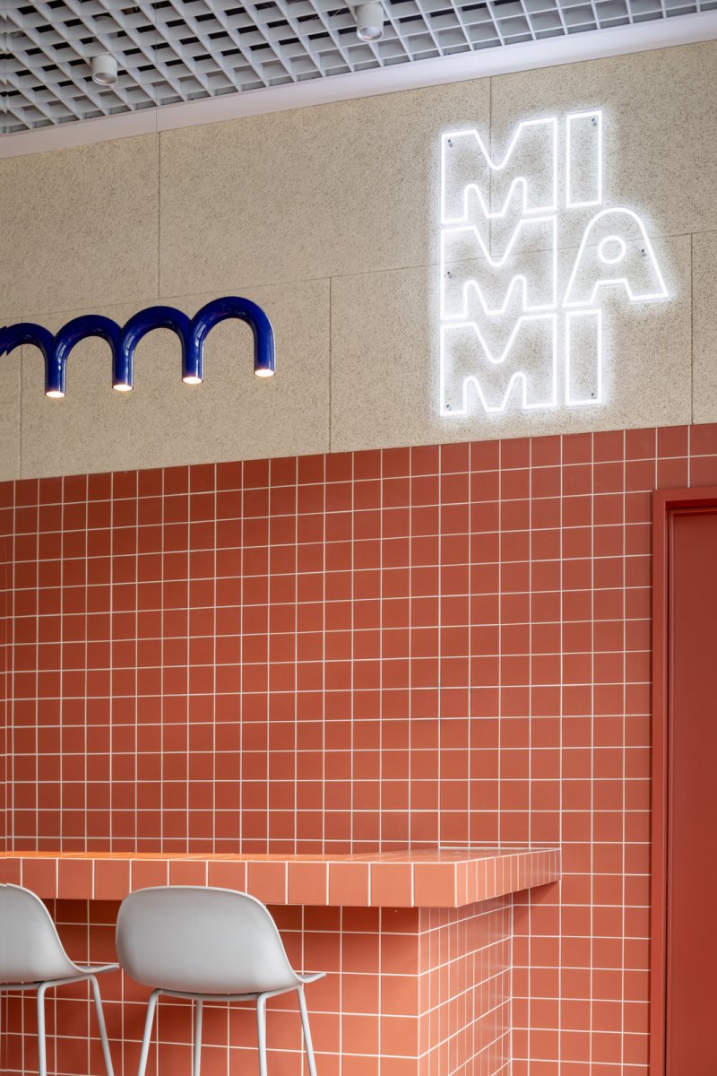„Chtěli jsme, aby ladění atmosféry bylo bližší komorní kavárně než kancelářím," říká Markéta Zdebská z BY architects. (Coworkingový prostor MIMAMI BY architects)
