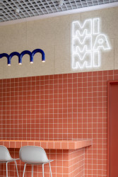 „Chtěli jsme, aby ladění atmosféry bylo bližší komorní kavárně než kancelářím," říká Markéta Zdebská z BY architects. (Coworkingový prostor MIMAMI BY architects)