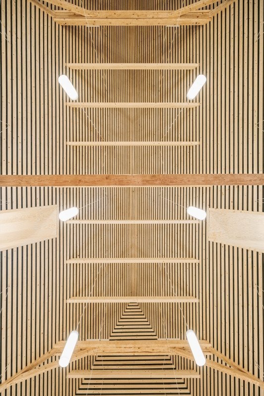 1:1 architekti zrekonstruovali bývalý špejchar historického statku v Benicích u Chrášťan. Sýpka nově slouží jako multifunkční sál