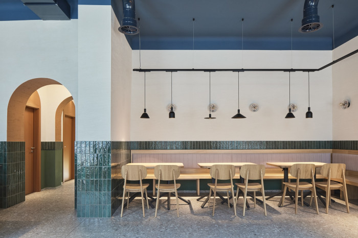 Karlínskou pobočku Dhaba Beas ozdobila kolekce svítidel od Delta Light