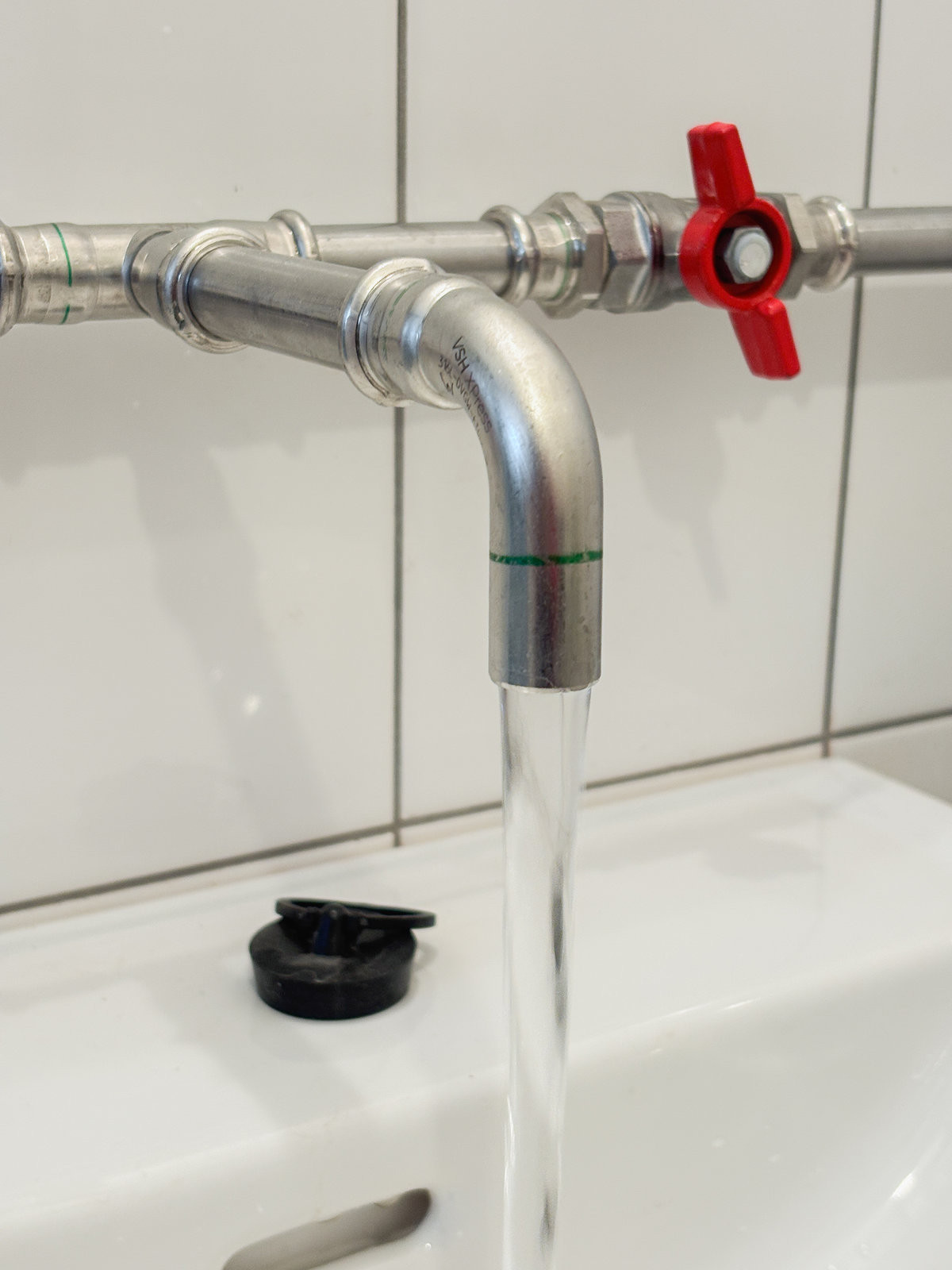 Dříve využívaný chlívek teď funguje jako technické zázemí sousedícího rodinného domu a zároveň malé wellness. (Terasa a zázemí ve stodole; tamti_architekti)