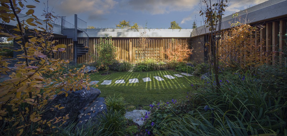 Uvnitř patia - nabízí obyvatelům "klid až meditativní."  (Villa Lamella, A69 architekti)
