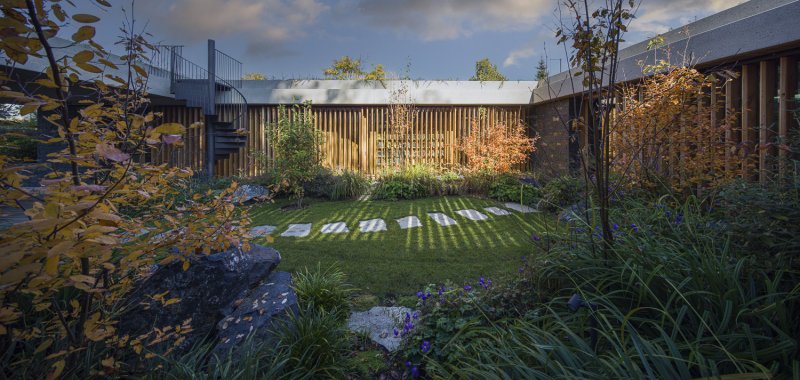 Uvnitř patia - nabízí obyvatelům "klid až meditativní." (Villa Lamella, A69 architekti)