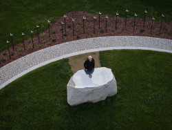 Je to poetický kus skály - horní plocha symbolicky zrcadlí oblohu. (Poslední místo, mjölk architekti) 