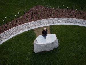 Je to poetický kus skály - horní plocha symbolicky zrcadlí oblohu. (Poslední místo, mjölk architekti) 