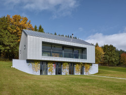 Architekti využili svažitého pozemku. (Rodinný dům u Klatov; Stempel Tesař architekti )
