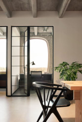 Rekonstrukce poválečné budovy na administrativní prostory od studia GOING EAST