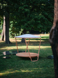 Společnost mmcité přichází s novým přístřeškem z lamina a textilu.