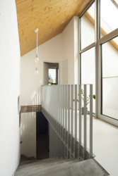 Atrium prosvětluje i patro. (Úzký patrový dům v Žilině, architektonické studio treea - architekt Peter Kasman.)