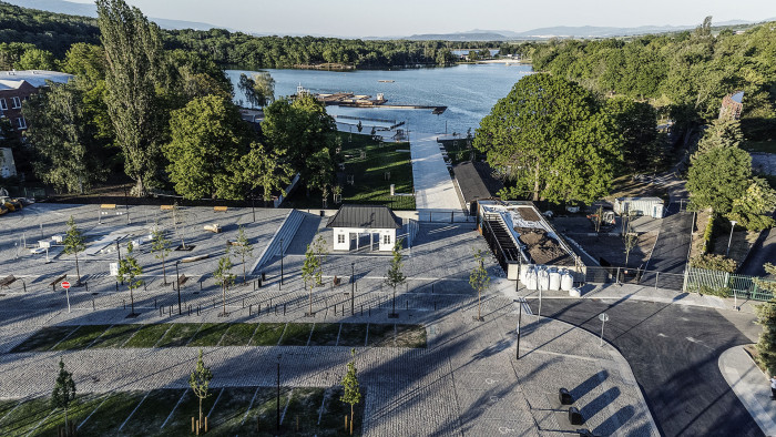 Kde byl rozpraskaný asfalt, je teď náměstí s výhledem na vodu.