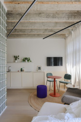 Nábytek přináší do prostoru barevný akcent. (Metropol Be One Apartments v Bratislavě od BEEF ARCHITEKTI)