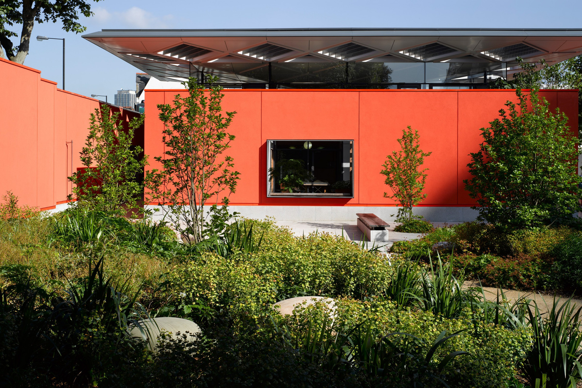 Richard Rogers získal hned dvě Stirlingovy ceny od Královského institutu britských architektů. Podruhé to bylo za realizaci budovy pro charitu věnující se péči o lidi s rakovinou The Hammersmith Maggie's Centre.