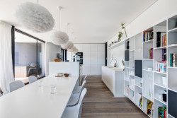 Ateliér MOLNÁR-PERÁČEK navrhli nízkoenergetická rodinný dům u Prahy