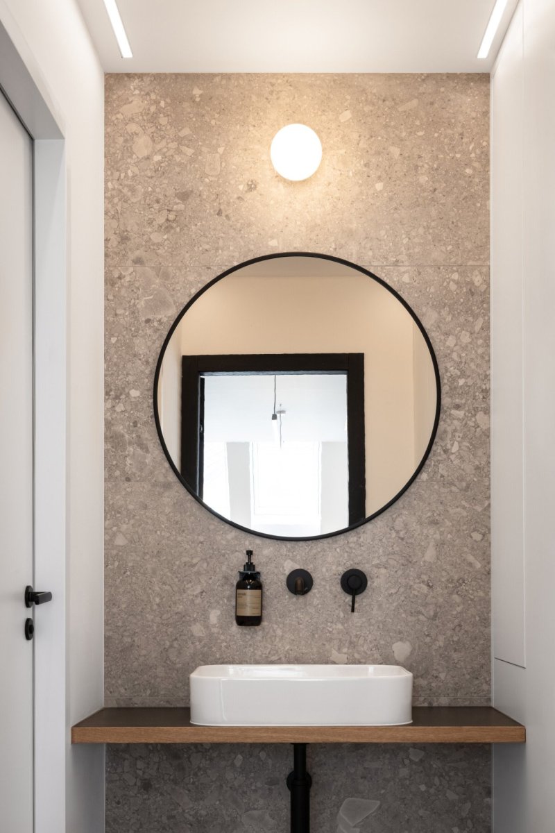 Půdní byt s černým boxem, Komon architekti: Koupelna