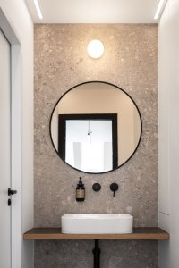 Půdní byt s černým boxem, Komon architekti: Koupelna