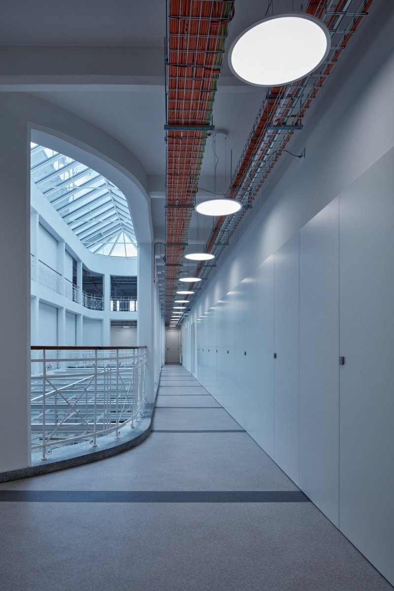 Konverze domu nábytku na budovu Českého rozhlasu Olomouc podle návrhu studia Atelier 38