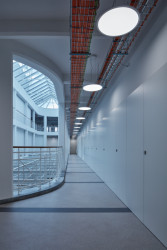 Konverze domu nábytku na budovu Českého rozhlasu Olomouc podle návrhu studia Atelier 38