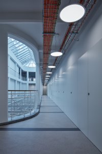 Konverze domu nábytku na budovu Českého rozhlasu Olomouc podle návrhu studia Atelier 38