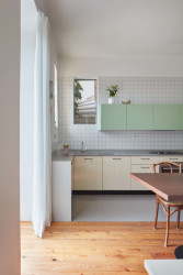 Rekonstrukce domu v Jindřichově Hradci od Matěje Šebka a Martina Petříka: Pohled do kuchyně v přízemním bytě