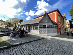 Kavárna Turistka je příjemným místem k zastavení nedaleko Jezuitské koleje a bývalé synagogy