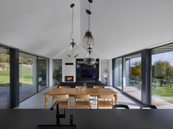 Interiér je zařízený ve střídmé barevnosti, převládá bílá a černá. (Rodinný dům u Klatov; Stempel Tesař architekti )