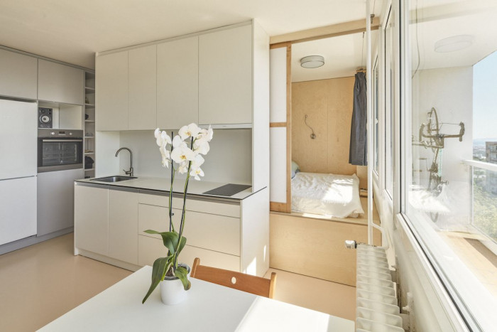 Byt Troja, kuchyň a posuvné dveře do ložnice, 0,5 Studio