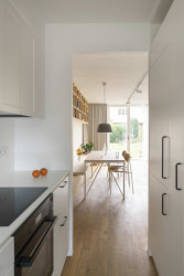 Dispozice se proměnila tak, aby byl maximalizován obytný prostor. (Bydlení v řadovém domě v Praze-Strašnicích, BY architects)