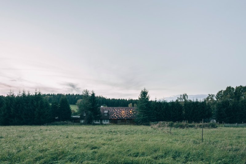 Rekonstrukce stodoly v Pošumaví, BYRÓ architekti: Projekt rekonstrukce stodoly vypracovali architekti pro své kamarády, kteří ho pak dokázali svépomocí zrealizovat