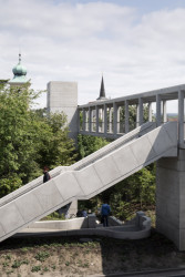 Lávka v Litomyšli od EHL & KOUMAR ARCHITEKTI: Lávku formují dva identické hranoly, jedním při překonávání silnice přímo procházíte, druhý plní roli výtahové šachty.