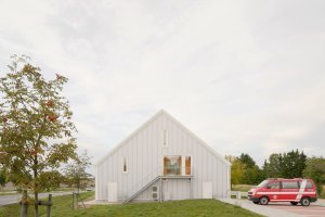 Stavba má v sobě i cosi venkovského. Siluetou připomíná stodolu. (Hasičská stanice Dolní Jirčany, SOA architekti)
