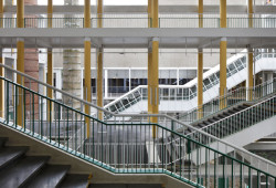 Monumentální schodiště, které propojuje různé úrovně. (Transformace Výstavního paláce v Charleroi CHAPEX; AgwA a architecten jan de vylder inge vinck )