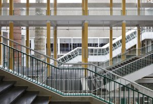 Monumentální schodiště, které propojuje různé úrovně. (Transformace Výstavního paláce v Charleroi CHAPEX; AgwA a architecten jan de vylder inge vinck)