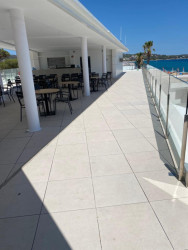 Zrekonstruovaná hlavní budova klubu Club Nàutic Port d'Aro v Platja d'Aro se nachází přímo na promenádě v Port d'Aro. Značka RAKO dodala dlaždice Piazetta Outdoor v šedé a béžové barvě pro kvalitní provedení venkovního prostoru