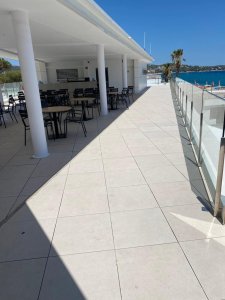 Zrekonstruovaná hlavní budova klubu Club Nàutic Port d'Aro v Platja d'Aro se nachází přímo na promenádě v Port d'Aro. Značka RAKO dodala dlaždice Piazetta Outdoor v šedé a béžové barvě pro kvalitní provedení venkovního prostoru