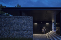 Letní kino Prachatice, Mimosa Architekti: Gabionová stěna z žuly odděluje areál od bytové zástavby