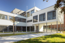 Velké prosklené výkladce s venkovními žaluziemi přivádějí do interiéru dostatek denního světla. (ZŠ Jinotaj ve Zlíně)