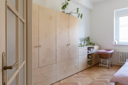 Nábytek v interiéru je vyrobený na míru z březové překližky. (Byt ve Vršovicích, Schwestern)