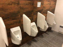 Bezvodý pisoár EcoStep předchází typickému zápachu díky přátelským bakteriím.