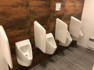 Bezvodý pisoár EcoStep předchází typickému zápachu díky přátelským bakteriím.